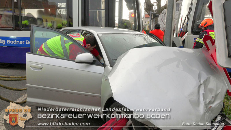 20251203_Pkw prallt auf Bahnübergang in Tribuswinkel gegen WLB-Badner Bahn  Foto: Stefan Schneider BFK BADEN
