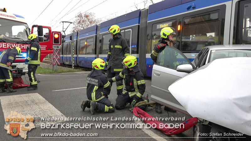 20251203_Pkw prallt auf Bahnübergang in Tribuswinkel gegen WLB-Badner Bahn Foto: Stefan Schneider BFK BADEN
