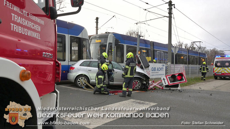 20251203_Pkw prallt auf Bahnübergang in Tribuswinkel gegen WLB-Badner Bahn Foto: Stefan Schneider BFK BADEN