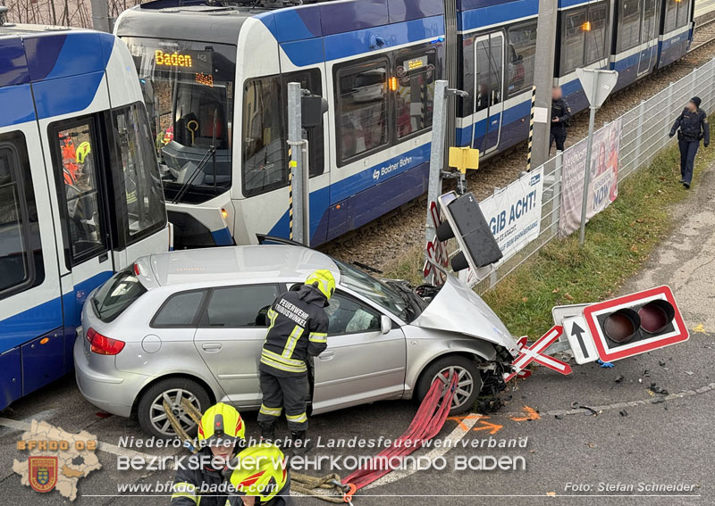 20251203_Pkw prallt auf Bahnübergang in Tribuswinkel gegen WLB-Badner Bahn Foto: Stefan Schneider BFK BADEN