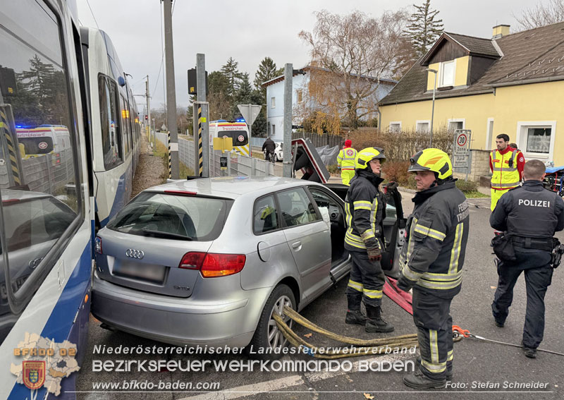 20251203_Pkw prallt auf Bahnübergang in Tribuswinkel gegen WLB-Badner Bahn Foto: Stefan Schneider BFK BADEN