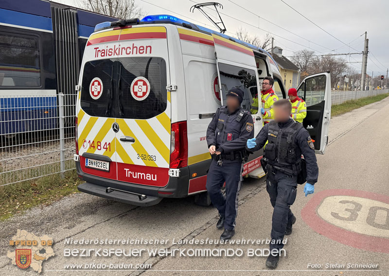 20251203_Pkw prallt auf Bahnübergang in Tribuswinkel gegen WLB-Badner Bahn Foto: Stefan Schneider BFK BADEN