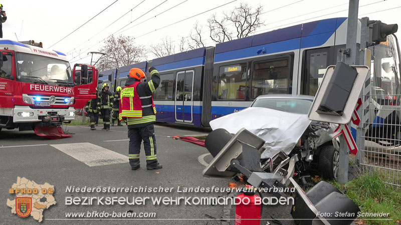 20251203_Pkw prallt auf Bahnübergang in Tribuswinkel gegen WLB-Badner Bahn Foto: Stefan Schneider BFK BADEN