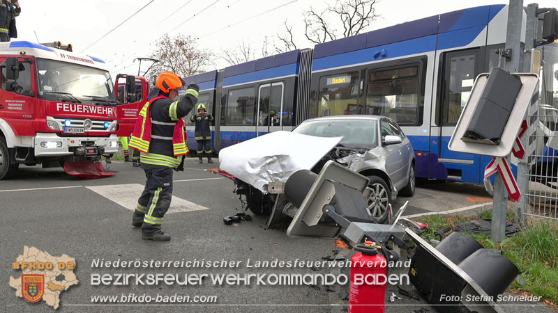 20251203_Pkw prallt auf Bahnübergang in Tribuswinkel gegen WLB-Badner Bahn Foto: Stefan Schneider BFK BADEN