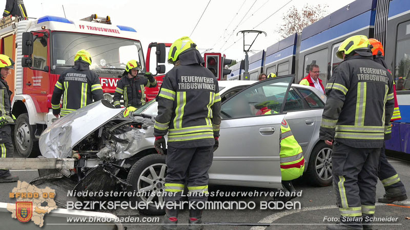 20251203_Pkw prallt auf Bahnübergang in Tribuswinkel gegen WLB-Badner Bahn Foto: Stefan Schneider BFK BADEN
