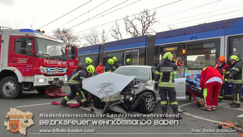 20251203_Pkw prallt auf Bahnübergang in Tribuswinkel gegen WLB-Badner Bahn Foto: Stefan Schneider BFK BADEN
