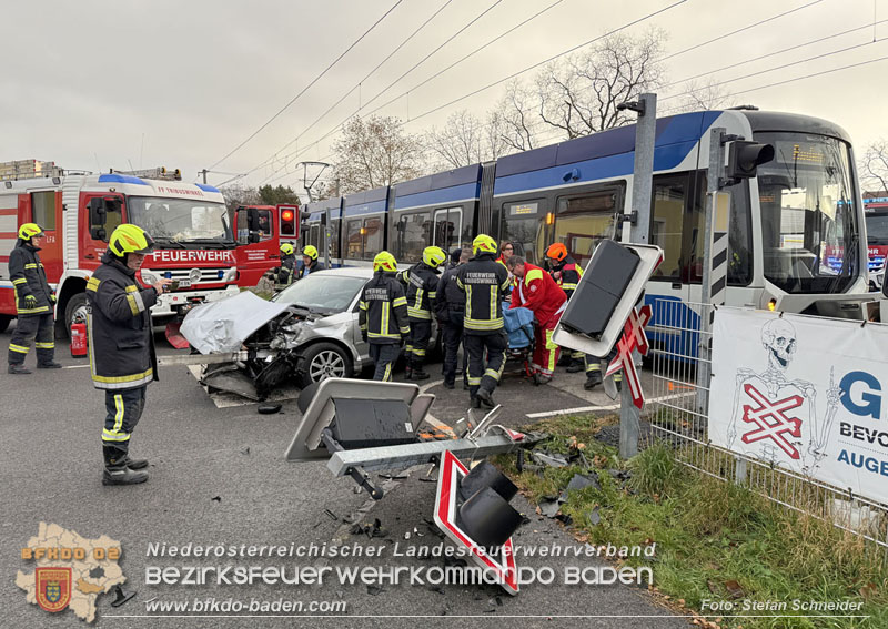 20251203_Pkw prallt auf Bahnübergang in Tribuswinkel gegen WLB-Badner Bahn Foto: Stefan Schneider BFK BADEN