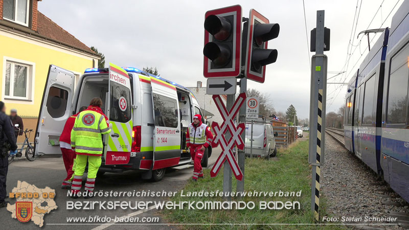 20251203_Pkw prallt auf Bahnübergang in Tribuswinkel gegen WLB-Badner Bahn Foto: Stefan Schneider BFK BADEN