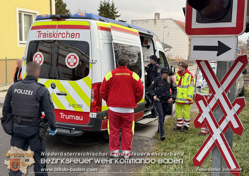 20251203_Pkw prallt auf Bahnübergang in Tribuswinkel gegen WLB-Badner Bahn Foto: Stefan Schneider BFK BADEN
