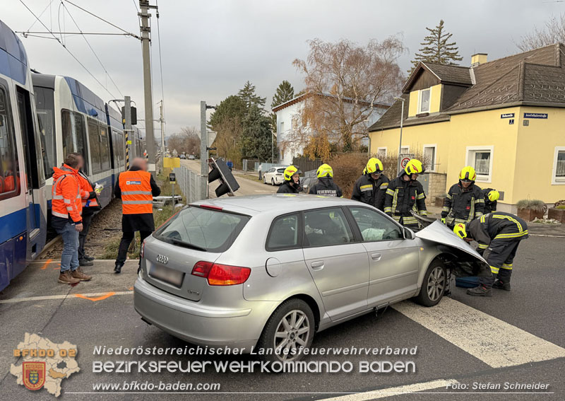 20251203_Pkw prallt auf Bahnübergang in Tribuswinkel gegen WLB-Badner Bahn Foto: Stefan Schneider BFK BADEN