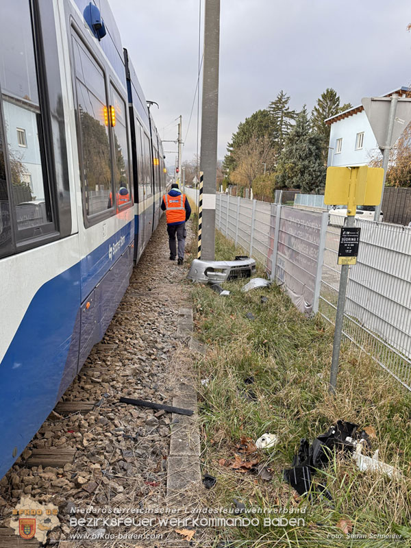 20251203_Pkw prallt auf Bahnübergang in Tribuswinkel gegen WLB-Badner Bahn Foto: Stefan Schneider BFK BADEN