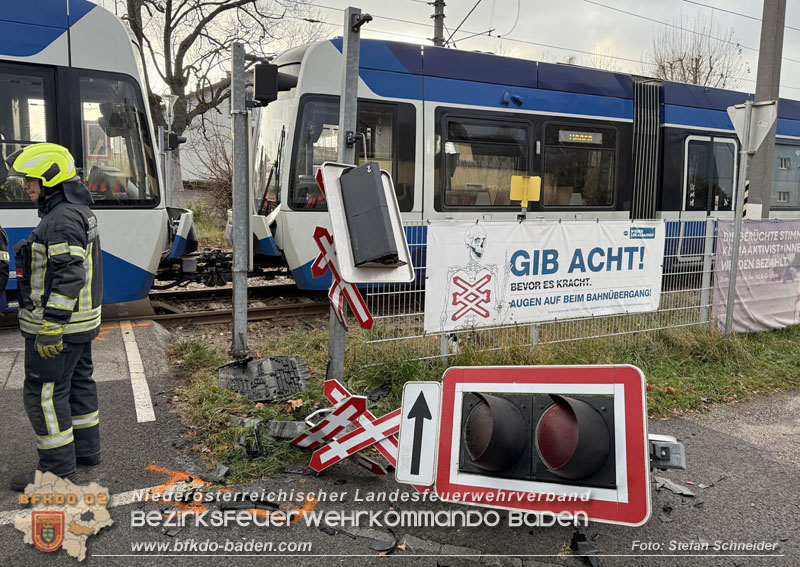 20251203_Pkw prallt auf Bahnübergang in Tribuswinkel gegen WLB-Badner Bahn Foto: Stefan Schneider BFK BADEN