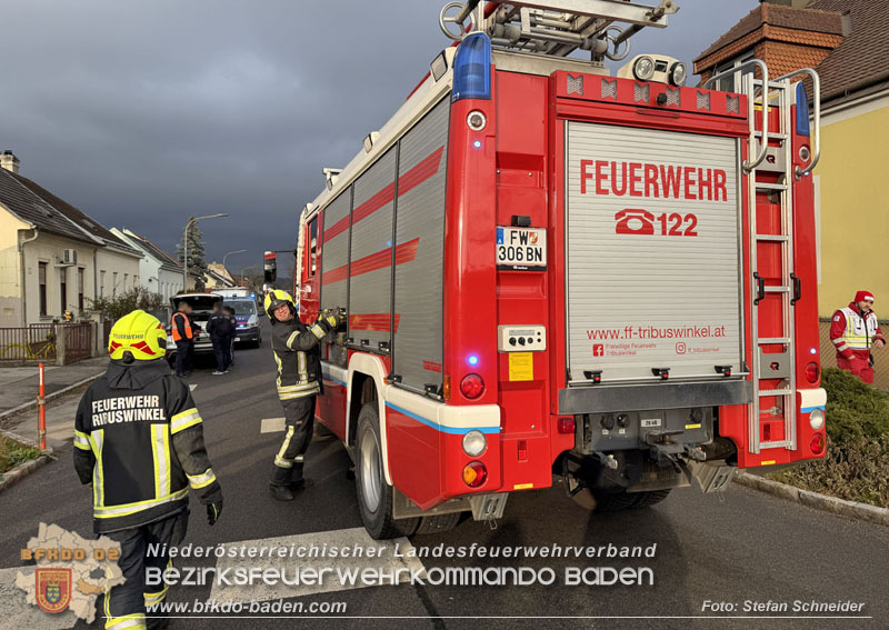 20251203_Pkw prallt auf Bahnübergang in Tribuswinkel gegen WLB-Badner Bahn Foto: Stefan Schneider BFK BADEN