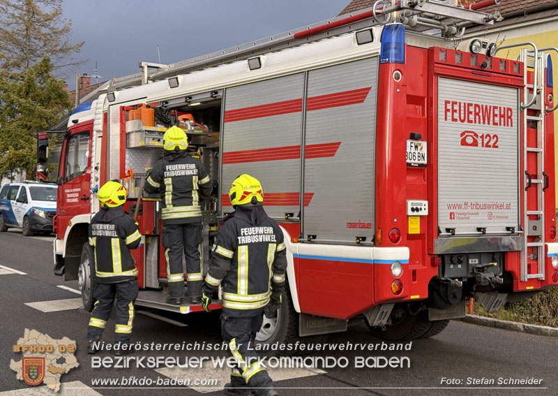 20251203_Pkw prallt auf Bahnübergang in Tribuswinkel gegen WLB-Badner Bahn Foto: Stefan Schneider BFK BADEN