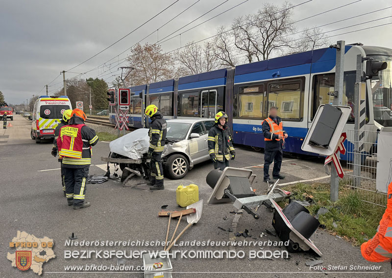 20251203_Pkw prallt auf Bahnübergang in Tribuswinkel gegen WLB-Badner Bahn Foto: Stefan Schneider BFK BADEN