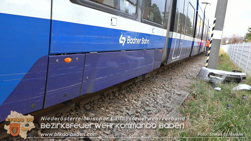 20251203_Pkw prallt auf Bahnübergang in Tribuswinkel gegen WLB-Badner Bahn Foto: Stefan Schneider BFK BADEN