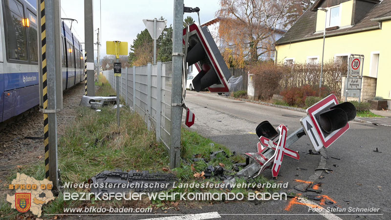 20251203_Pkw prallt auf Bahnübergang in Tribuswinkel gegen WLB-Badner Bahn Foto: Stefan Schneider BFK BADEN