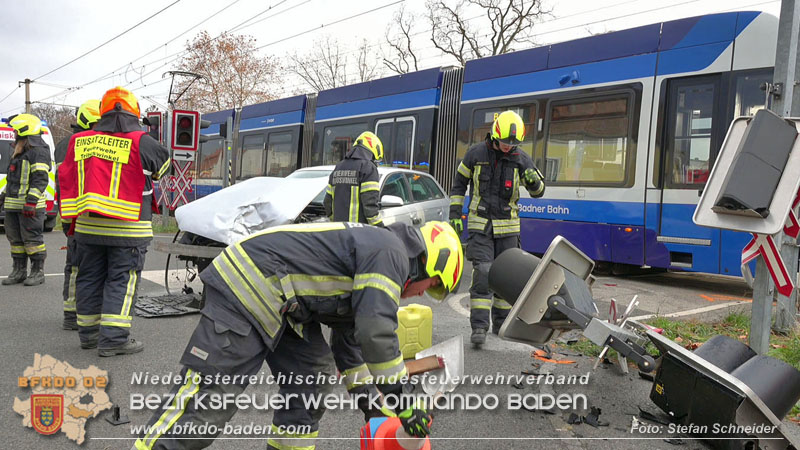 20251203_Pkw prallt auf Bahnübergang in Tribuswinkel gegen WLB-Badner Bahn Foto: Stefan Schneider BFK BADEN