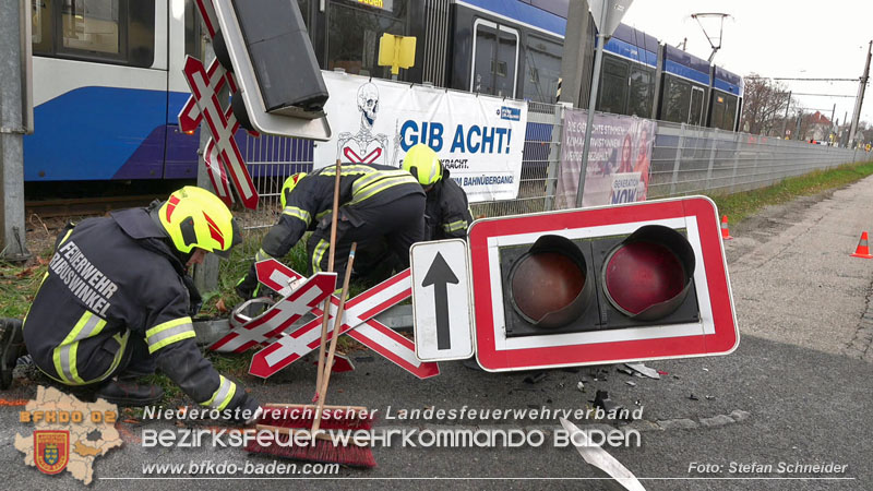 20251203_Pkw prallt auf Bahnübergang in Tribuswinkel gegen WLB-Badner Bahn Foto: Stefan Schneider BFK BADEN