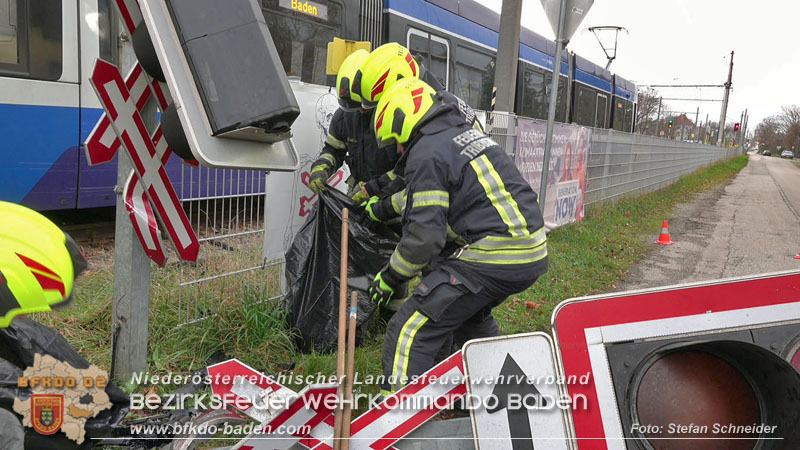 20251203_Pkw prallt auf Bahnübergang in Tribuswinkel gegen WLB-Badner Bahn Foto: Stefan Schneider BFK BADEN