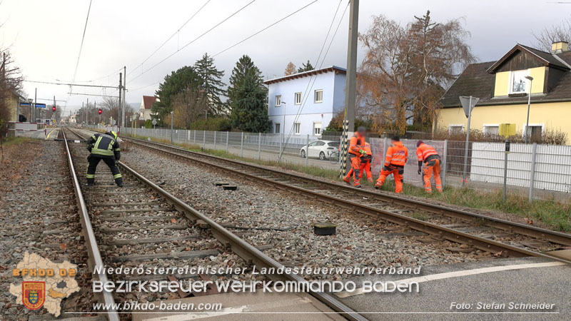 20251203_Pkw prallt auf Bahnübergang in Tribuswinkel gegen WLB-Badner Bahn Foto: Stefan Schneider BFK BADEN
