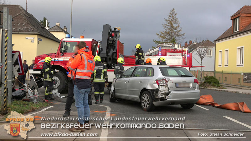 20251203_Pkw prallt auf Bahnübergang in Tribuswinkel gegen WLB-Badner Bahn Foto: Stefan Schneider BFK BADEN