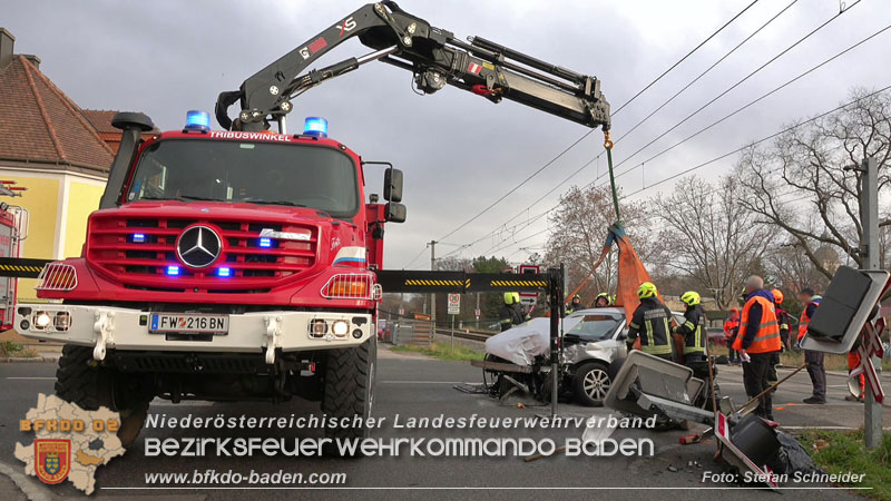 20251203_Pkw prallt auf Bahnübergang in Tribuswinkel gegen WLB-Badner Bahn Foto: Stefan Schneider BFK BADEN