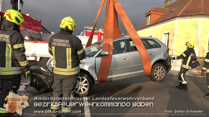 20251203_Pkw prallt auf Bahnübergang in Tribuswinkel gegen WLB-Badner Bahn Foto: Stefan Schneider BFK BADEN