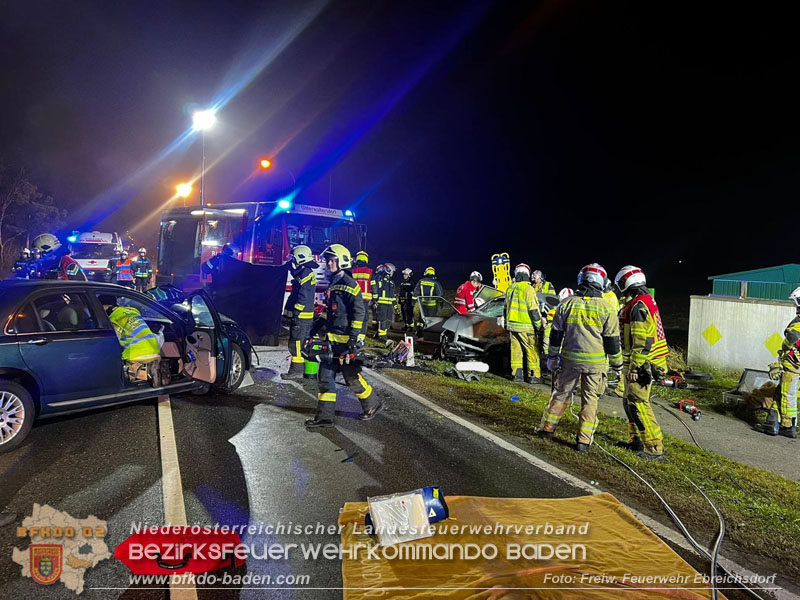 20251208_Frontalzusammenstoß auf der B60 zwsichen Unterwaltersdorf und Weigelsdorf  Foto: Freiwillige Feuerwehr Ebreichsdorf 