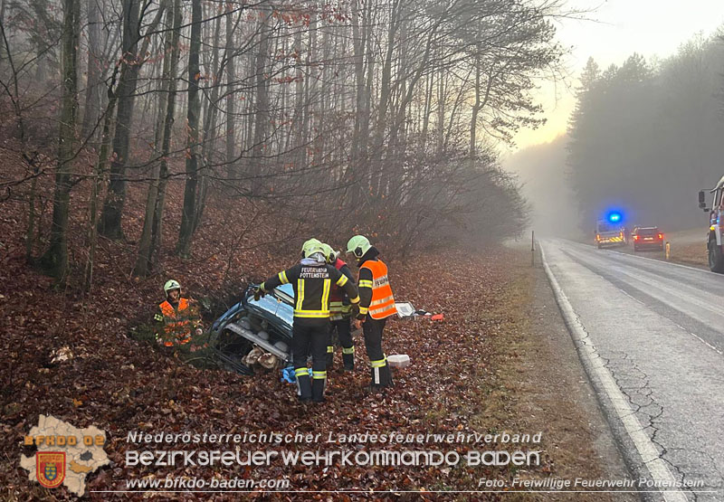 20251209_Lenkerin bei Nebel verunfallt auf der L138  Foto: Dominik Baumgartner FF Pottenstein