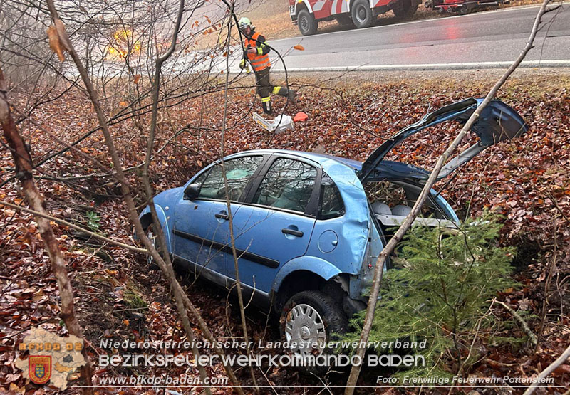 20251209_Lenkerin bei Nebel verunfallt auf der L138  Foto: Dominik Baumgartner FF Pottenstein