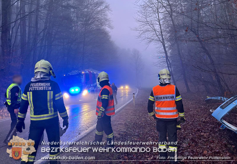 20251209_Lenkerin bei Nebel verunfallt auf der L138  Foto: Dominik Baumgartner FF Pottenstein