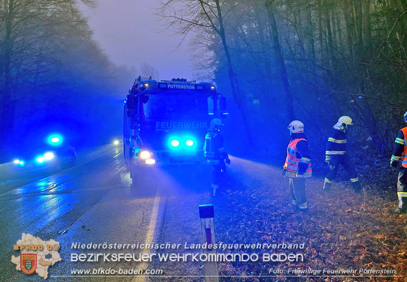 20251209_Lenkerin bei Nebel verunfallt auf der L138  Foto: Dominik Baumgartner FF Pottenstein