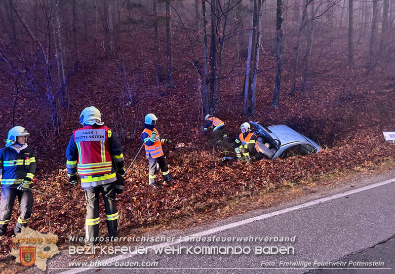 20251209_Lenkerin bei Nebel verunfallt auf der L138  Foto: Dominik Baumgartner FF Pottenstein