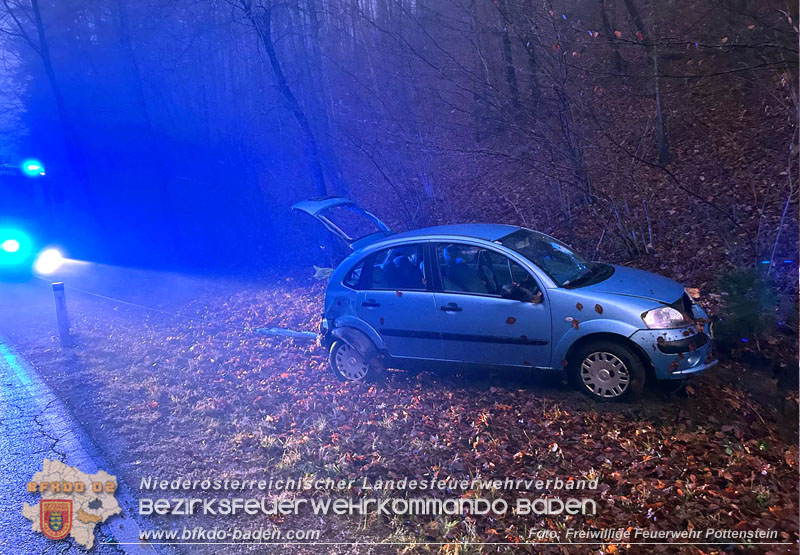 20251209_Lenkerin bei Nebel verunfallt auf der L138  Foto: Dominik Baumgartner FF Pottenstein