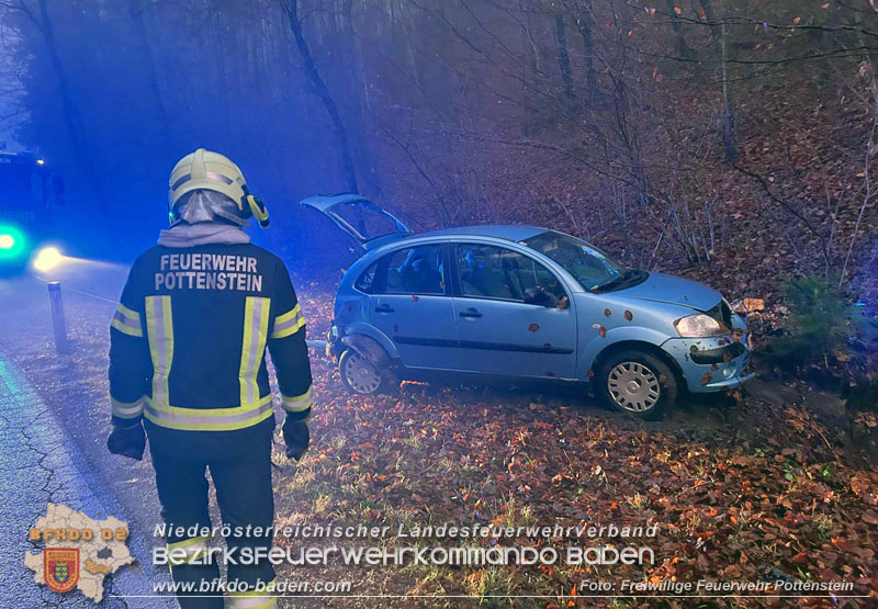 20251209_Lenkerin bei Nebel verunfallt auf der L138  Foto: Dominik Baumgartner FF Pottenstein
