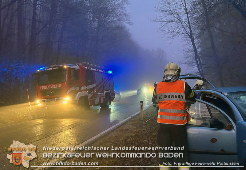 20251209_Lenkerin bei Nebel verunfallt auf der L138  Foto: Dominik Baumgartner FF Pottenstein
