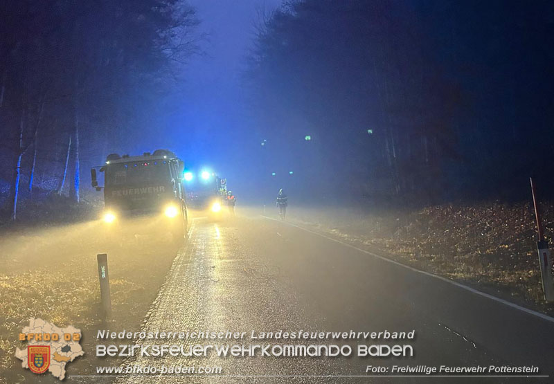 20251209_Lenkerin bei Nebel verunfallt auf der L138  Foto: Dominik Baumgartner FF Pottenstein