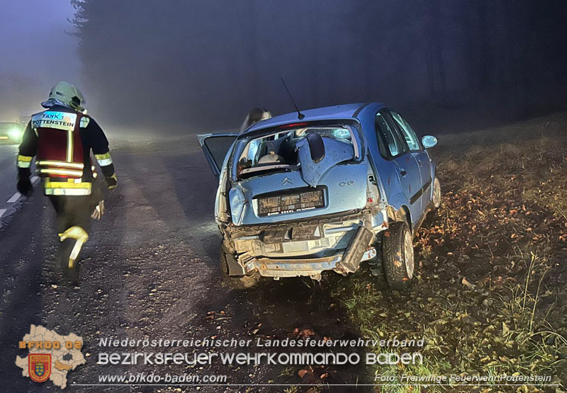 20251209_Lenkerin bei Nebel verunfallt auf der L138  Foto: Dominik Baumgartner FF Pottenstein