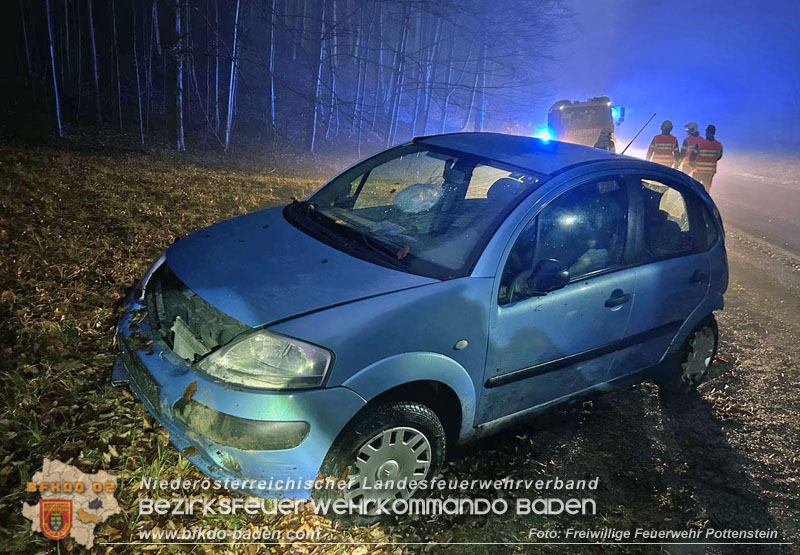 20251209_Lenkerin bei Nebel verunfallt auf der L138  Foto: Dominik Baumgartner FF Pottenstein
