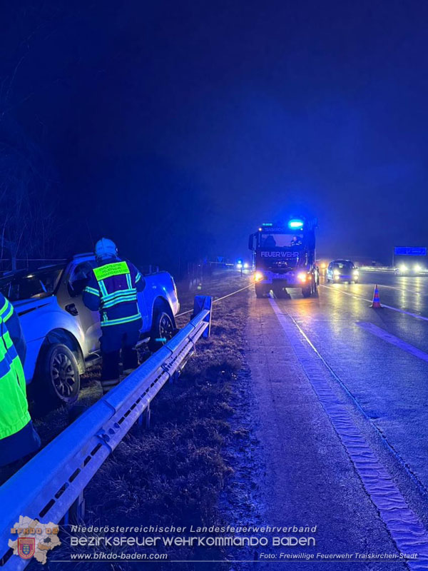 20251213_Fahrzeugbergung nach Verkehrsunfall auf der A2   Foto: FF Traisckirchen-Stadt