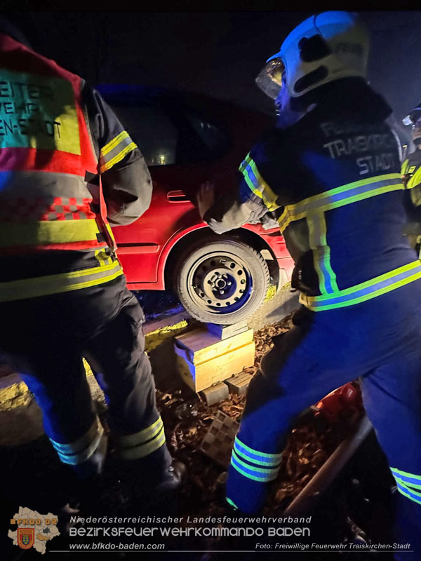20251214_Fahrzeugbergung im Stadtgebiet von Traiskirchen Foto: FF Traisckirchen-Stadt
