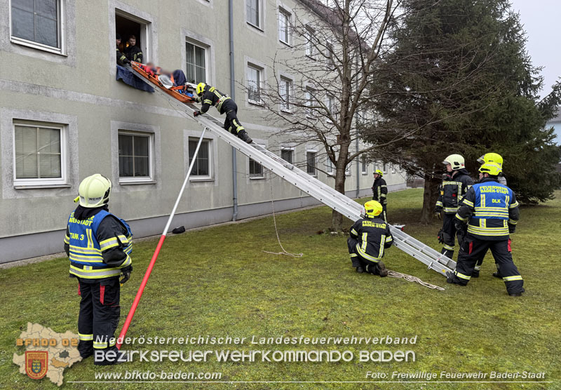 20251221_Unterstützung Rettungsdienst in Baden Ortsteil Leesdorf  Foto: Stefan Schneider FF Baden-Stadt