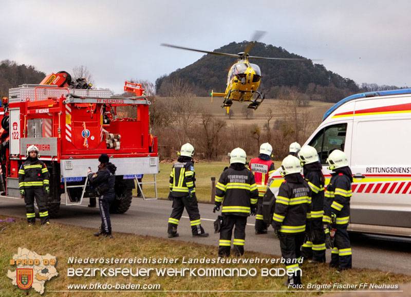 20251222_Verkehrsunfall auf der LB11 zwischen Nöstach und Neuhaus  Foto: © Brigitte Fischer FF Neuhaus