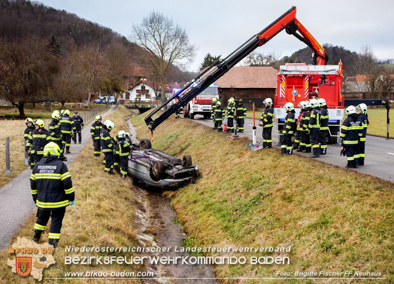 20251222_Verkehrsunfall auf der LB11 zwischen Nöstach und Neuhaus Foto: © Brigitte Fischer FF Neuhaus
