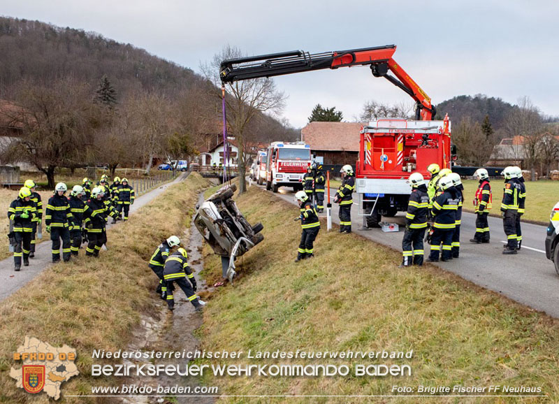 20251222_Verkehrsunfall auf der LB11 zwischen Nöstach und Neuhaus Foto: © Brigitte Fischer FF Neuhaus