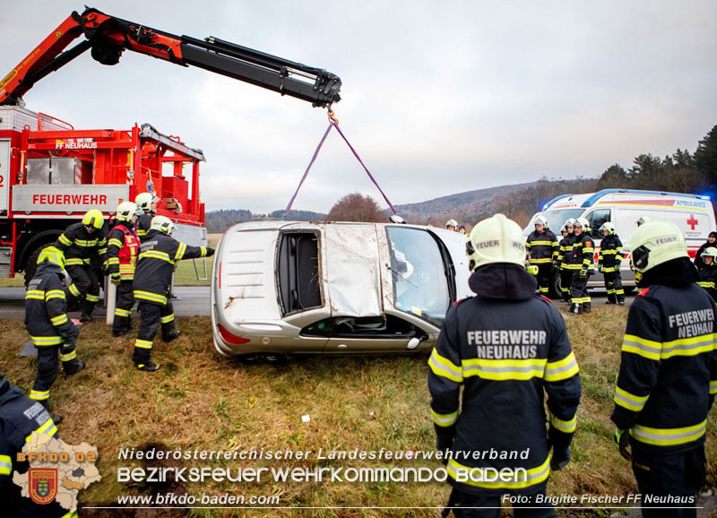 20251222_Verkehrsunfall auf der LB11 zwischen Nöstach und Neuhaus Foto: © Brigitte Fischer FF Neuhaus