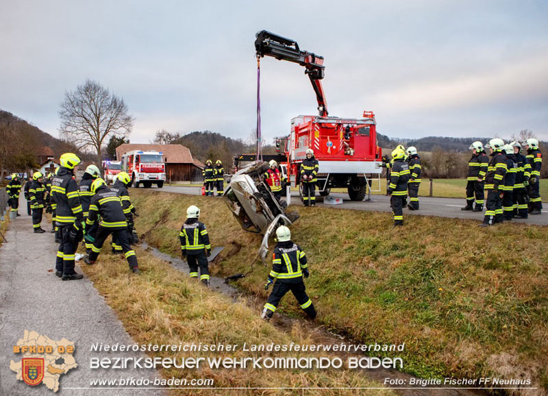 20251222_Verkehrsunfall auf der LB11 zwischen Nöstach und Neuhaus Foto: © Brigitte Fischer FF Neuhaus