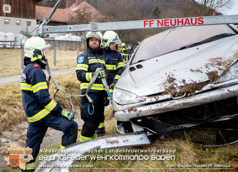 20251222_Verkehrsunfall auf der LB11 zwischen Nöstach und Neuhaus Foto: © Brigitte Fischer FF Neuhaus