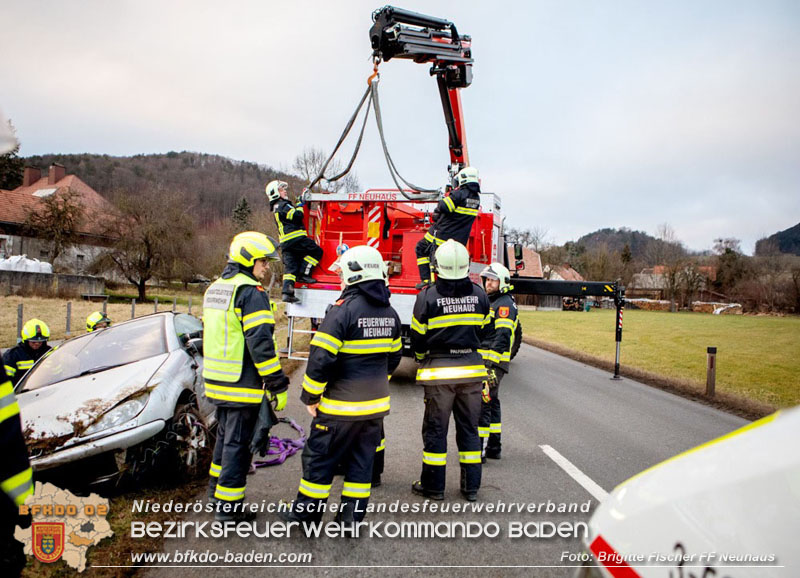 20251222_Verkehrsunfall auf der LB11 zwischen Nöstach und Neuhaus Foto: © Brigitte Fischer FF Neuhaus